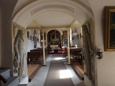 Kostel sv. Bartoloměje ve Strenicích ještě před tím, než byl zaplněn místními i poutníky