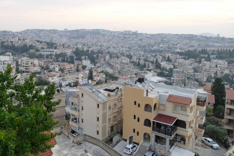Nazaret z hotelu - vpravo na obzoru hora Tbor (9 km)